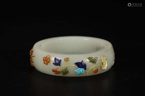 A HETIAN JADE BANGLE CARVED IN FLOWERS