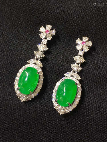 A PAIR OF GREEN JADEITE EAR RINGS IN GOURD SHAPED