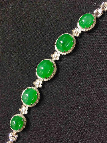 A GREEN JADEITE BRACELET