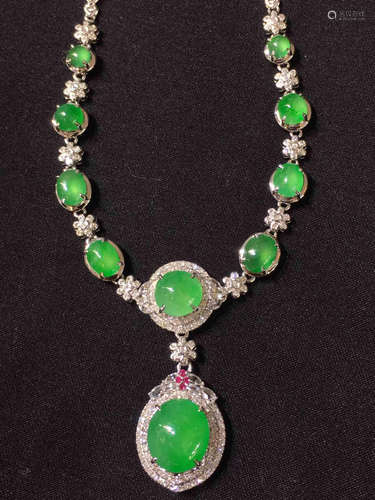 A GREEN JADEITE NECLACE