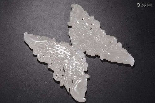 A PAIR OF HETIAN JADE DRAGON DESIGN ORNAMENT