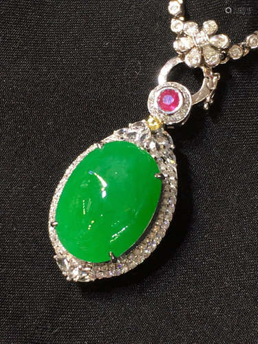 A GREEN JADEITE NECLACE