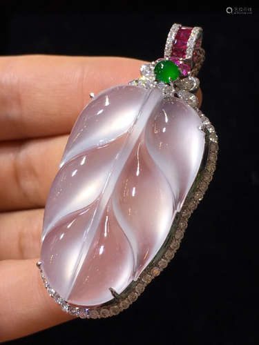 A LEAF SHAPED ICY JADEITE PENDANT