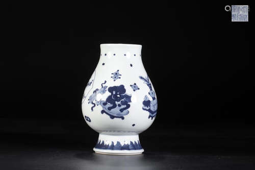 A BLUE & WHITE PORCELAIN VASE