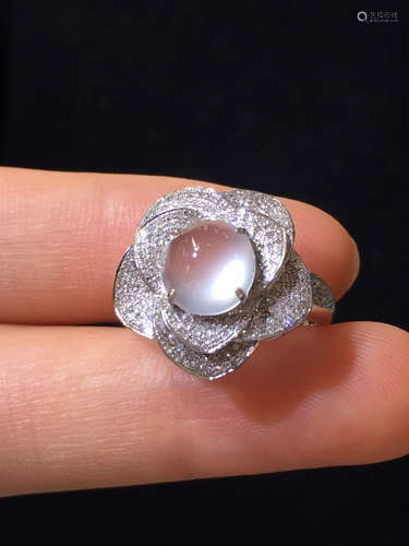 AN ICY JADEITE RING