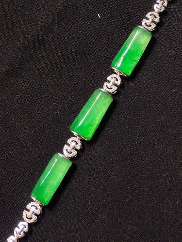 A GREEN JADEITE BRACELET