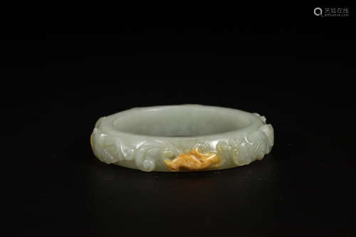 A HETIAN JADE BANGLE IN RELIEF SCULPTURE OF DRAGON