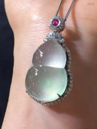 A GOURD SHAPED ICY JADEITE PENDANT WITH NECKLACE