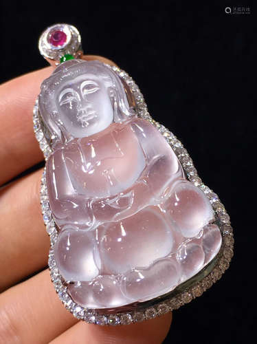 A GUANYING SHAPED ICY JADEITE PENDANT