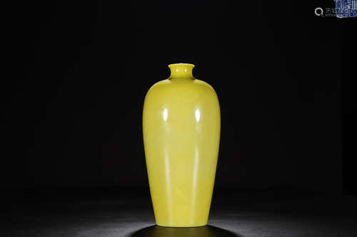 A 'QIANLONG 'MARK YELLOW GLAZE VASE