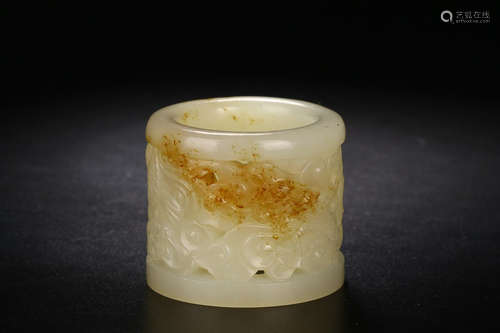 A HETIAN JADE HOLLOW CARVED 'FEILONGZAITIAN' RING