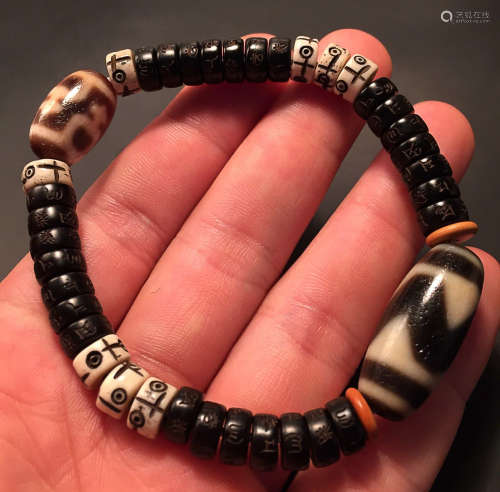 A TIGER-TOOTH DZI ROSARY