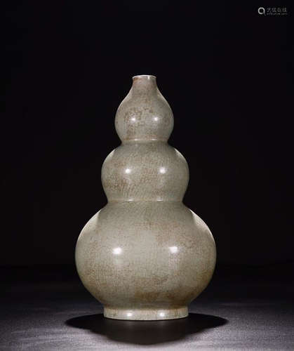 A RU YAO THREE BELLY GOURD VASE