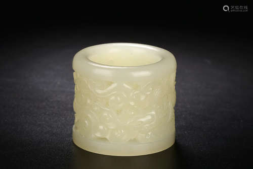 A HETIAN JADE HOLLOW CARVED 'FENGHUANGYUTIAN' RING