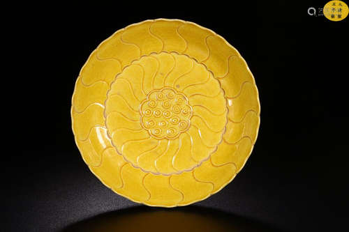 A LEMON GLAZE 'LIANHSENGBAIZI'SUNFLOWER EDGE PLATE