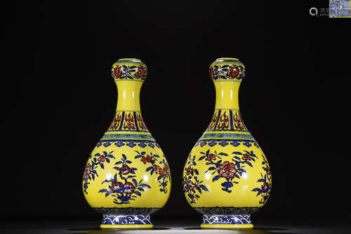 A 'QIANLONG'MARK UNDERGLAZE RED YELLOW BACKGROUND FLOWER PATTERN GARLIC SHAPED VASE