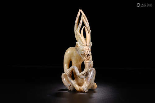 AN ANTIQUE JADE DRAGON BEAST SHAPED ORNAMENT