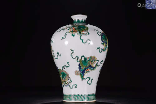 A' QIANLONG 'MARK WUCAI LIONS PATTERN MEIPING VASE