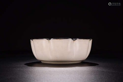 A DING YAO LOTUS SHAPED EDGE BOWL