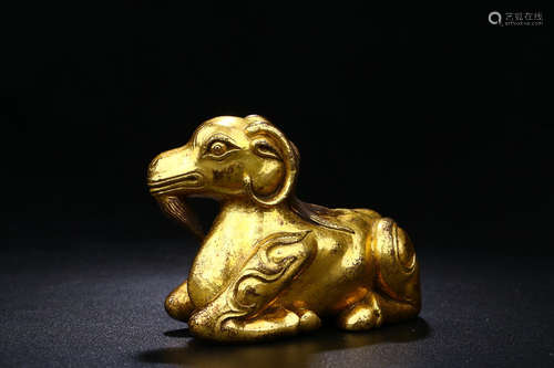 A GILT BRONZE 'YANGYANGRUYI' PAPERWEIGHT