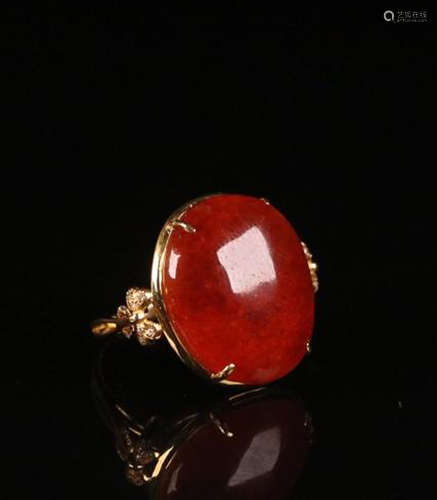 A RED JADEITE RING WITH 18K GOLD EMBEDDED