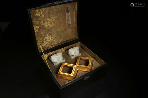 A SET OF HETIAN JADE BEAST GILT BRONZE SEAL TRAIES