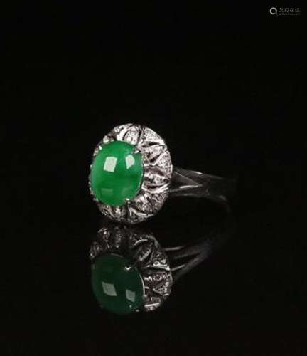 A JADEITE RING WITH 18K PLATINUM EMBEDDED