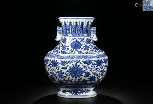 A 'QIANLONG 'MARK WINDING FLOWER PATTERN BLUE AND WHITE VASE