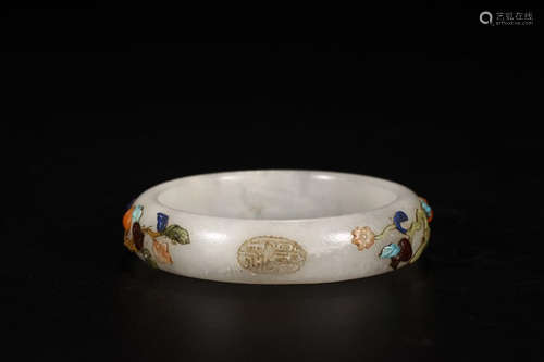 A HETIAN JADE BANGLE INLAID WITH FLOWERS