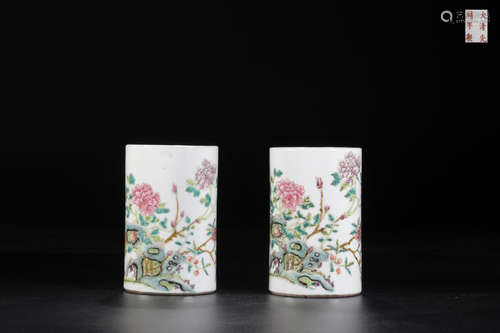 A PAIR OF FAMILLE ROSE LANDSCAPE VASE