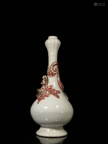A HUTIAN YAO PORCELAIN VASE WITH DRAGON PATTERN