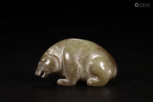 A HETIAN JADE BEAR SHAPED ORNAMENT