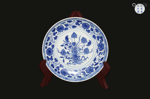 A BLUE AND WHITE PLATE WITH YISHU LIAN PAINTED