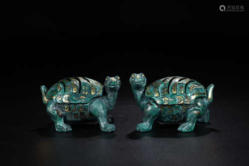 A PAIR OF TORTOISE ORNAMENT IN GOLD GILD