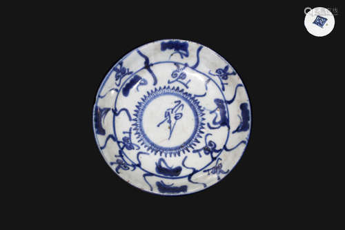 A BLUE AND WHITE PLATE WITH GANODERMA PAINTED