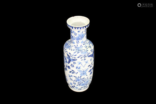 A BLUE AND WHITE BANGCHUI VASE WITH FLOWER AND BIRDS PAINTED