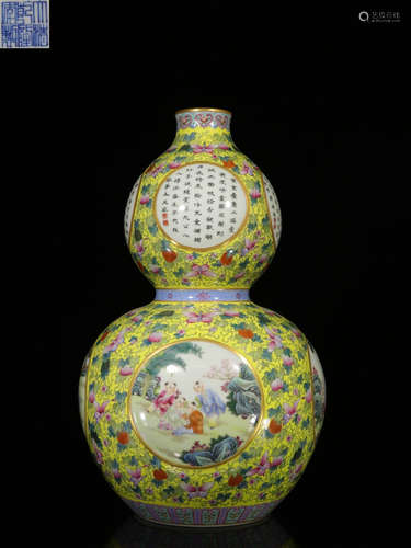 A QIANLONG MARK FAMILLE ROSE GOURD VASE WITH POETRY PAINTING