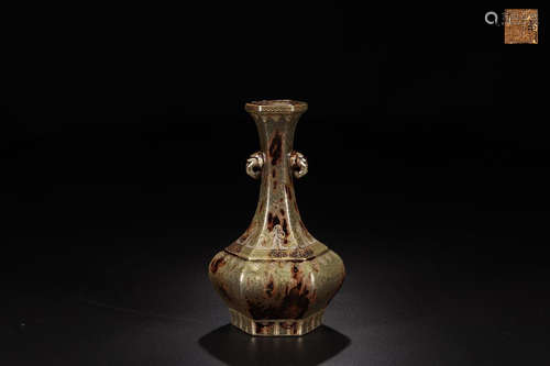 A PORCELAIN VASE IN COPPER GLAZE