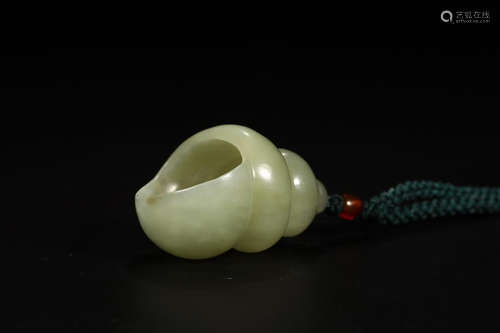 A HETIAN JADE SEA SNAIL ORNAMENT