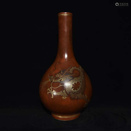 A QIANLONG MARK GLAZED PORCELAIN VASE WITH DRAGON IN GOLD PATTERN