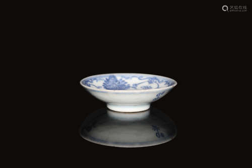 A BLUE AND WHITE GLAZE PLATE