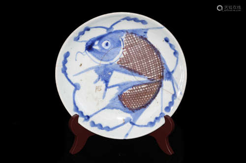 A BLUE AND WHITE UNDERGLAZE RED PLATE WIITH CARP PAINTED