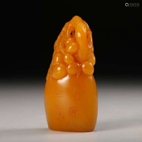 CHINESE TIANHUANG SOAPSTONE CARVED SQUIRREL AND GR