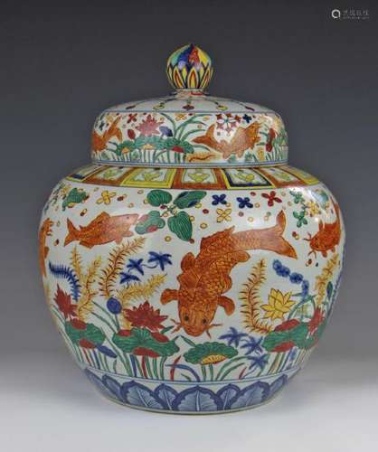 CHINESE WUCAI PORCELAIN FISH COVER JAR