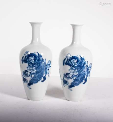 PAIR OF CHINESE BLUE WHITE PORCELAIN VASES