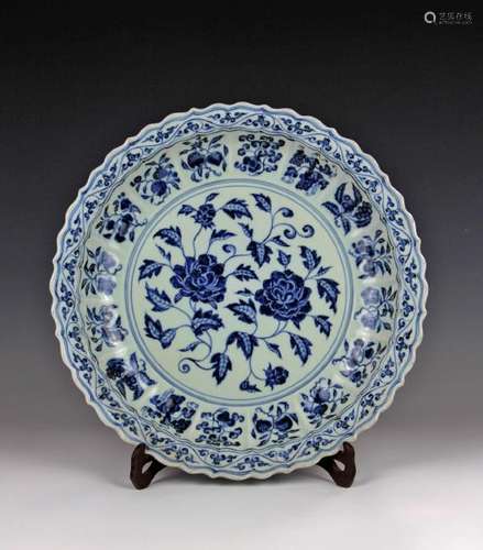 CHINESE BLUE WHITE FOLIAGE PORCELAIN CHARGER