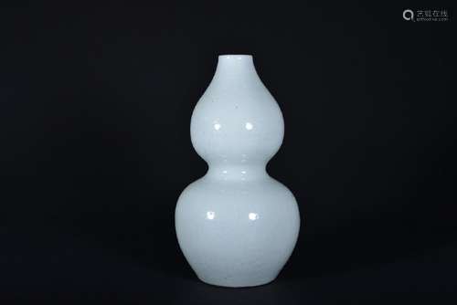 A CARVED WHITE-GLAZED DOUBLE-GOURD VASE.QING PERIOD