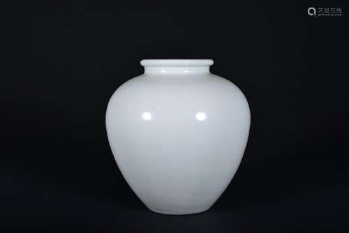 A WHITE-GLAZED JAR.TANG PERIOD