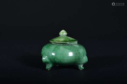 A GREEN-GLAZED WATERPOT AND COVER.TANG PERIOD