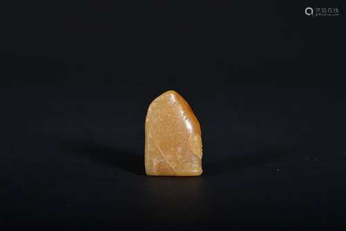 A SMALL CARVED TIANHUANGSTONE SEAL.